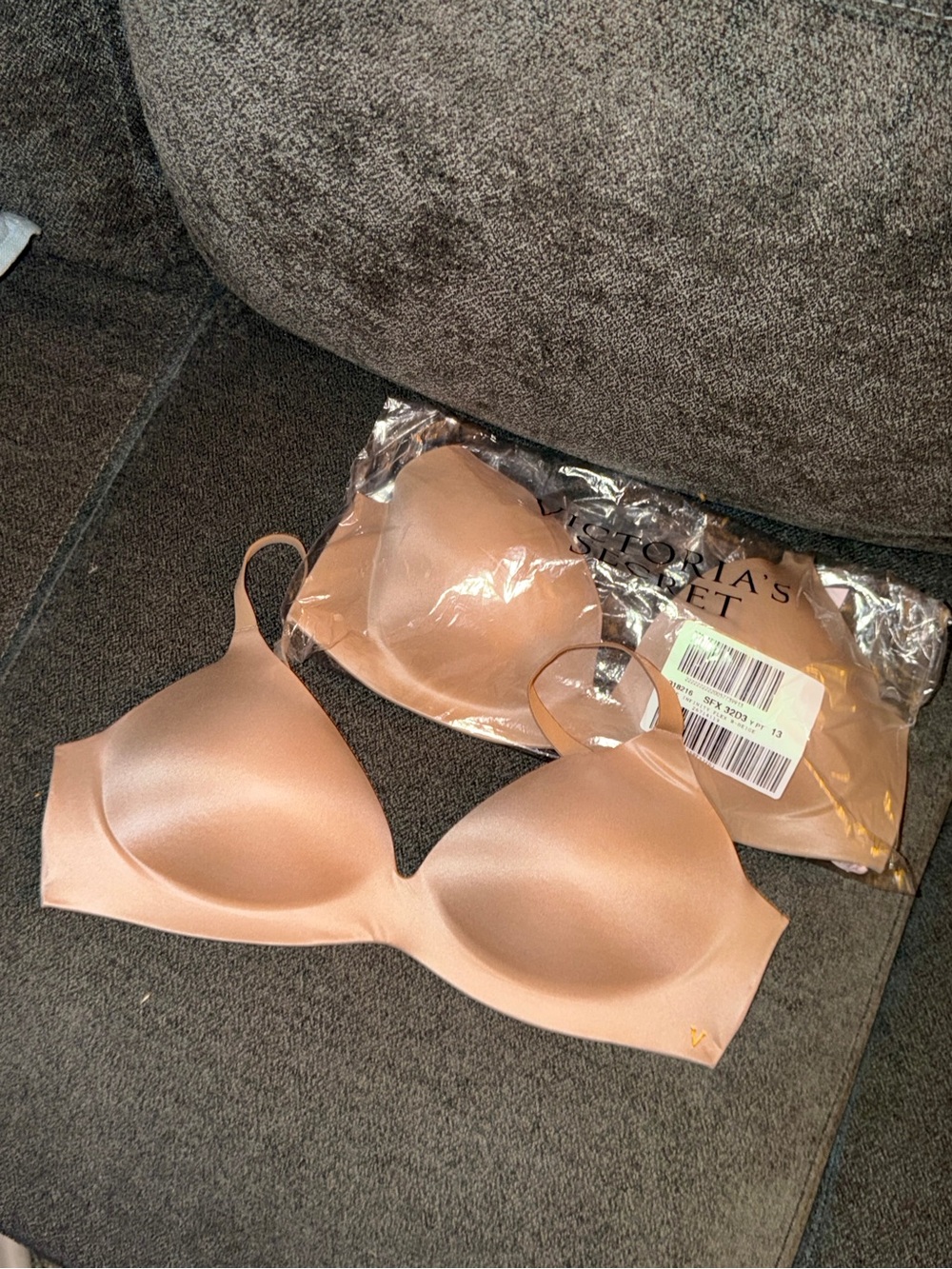 Victoria's Secret Bare infinity flex lightly lined wireless plunge bras 32DDD/F